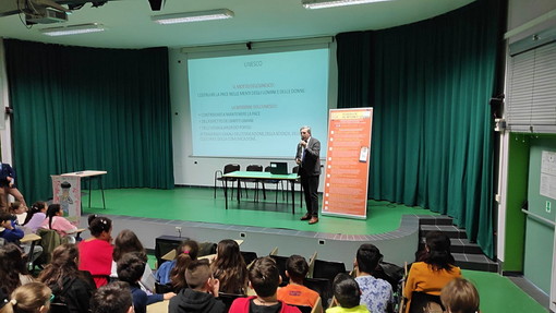Ventimiglia: bilancio positivo per il 'Safe Internet Day', una speciale lezione per il Comprensivo 'Biancheri' (Foto) Ventimiglia: bilancio positivo per il 'Safe Internet Day', una speciale lezione per il Comprensivo 'Biancheri' (Foto)