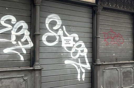 Il cartello sulla serranda di piazza Colombo