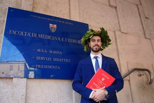 Il sanremese Giorgio Gregory Giordano si è laureato in Medicina e Chirurgia con 110 e Lode (Foto) Il sanremese Giorgio Gregory Giordano si è laureato in Medicina e Chirurgia con 110 e Lode (Foto)