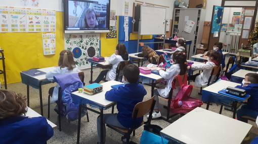 Sanremo: alla Scuola Rubino, letture natalizie a distanza a cura di Rossella Masper (foto) Sanremo: alla Scuola Rubino, letture natalizie a distanza a cura di Rossella Masper (foto)