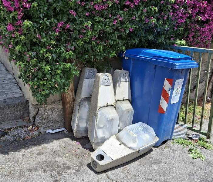 Nuovi lampioni a San Martino, più efficienza e risparmio energetico ma i vecchi restano sul marciapiede Nuovi lampioni a San Martino, più efficienza e risparmio energetico ma i vecchi restano sul marciapiede