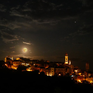 La 'luna blu' nel cielo di Cervo
