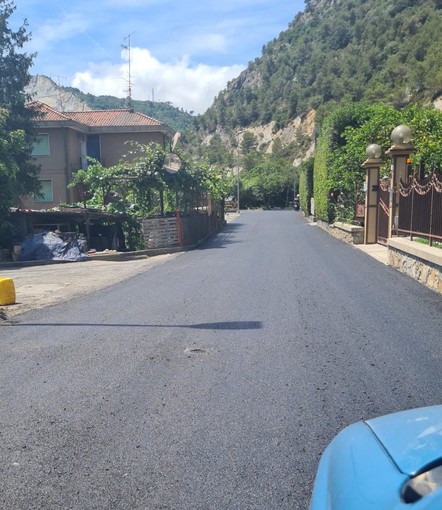 Ventimiglia: proseguono i lavori sulle strade, questa mattina la posa del nuovo asfalto a Bevera Ventimiglia: proseguono i lavori sulle strade, questa mattina la posa del nuovo asfalto a Bevera