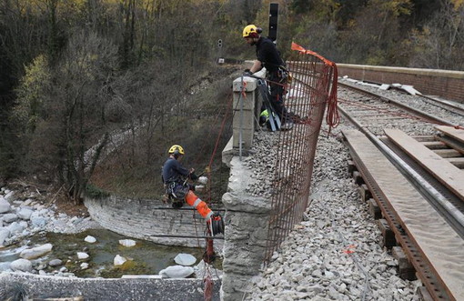 Si allungano i tempi di riapertura della ferrovia della Val Roya: a Fontàn si lavora ma scivola la montagna