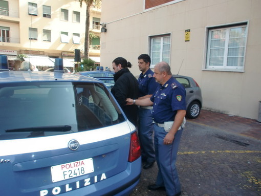 Ventimiglia: gli agenti della Polizia di Frontiera arrestano un passeur che lavorava con il 'paghi 2 e prendi 3' Ventimiglia: gli agenti della Polizia di Frontiera arrestano un passeur che lavorava con il 'paghi 2 e prendi 3'