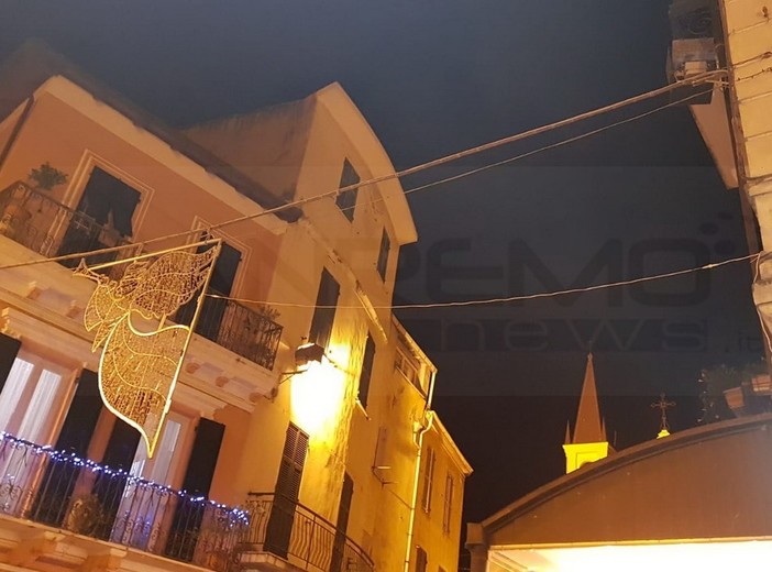 Sanremo: solo un 'angioletto' come luminaria a Coldirodi, la protesta anche per la situazione della fognatura (Foto) Sanremo: solo un 'angioletto' come luminaria a Coldirodi, la protesta anche per la situazione della fognatura (Foto)