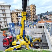 Arma di Taggia: iniziati i lavori per la posa della copertura per il futuro parcheggio sopra la ciclabile (Foto)
