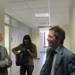 Da sinistra: l'avv. Carlo Fossati e Luca Lanteri all'interno del Palazzo di Giustizia di Imperia