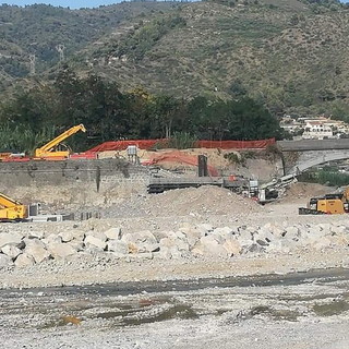 Ventimiglia: ponte sul Bevera, domani l'ingresso in cantiere dell'autogru che effettuerà il varo dei conci Ventimiglia: ponte sul Bevera, domani l'ingresso in cantiere dell'autogru che effettuerà il varo dei conci