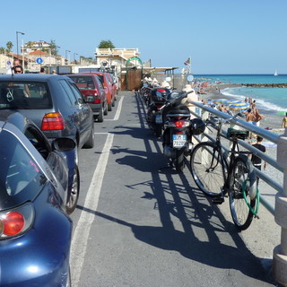Bordighera: convivenza difficile tra pedoni e ciclisti sul lungomare, allo studio nuove soluzioni Bordighera: convivenza difficile tra pedoni e ciclisti sul lungomare, allo studio nuove soluzioni