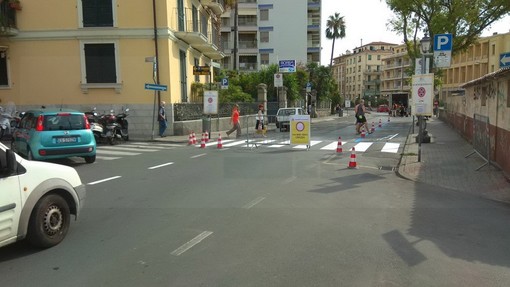 Sanremo: disagi in via Nino Bixio per i lavori, gli automobilisti lamentano l'assenza di un cartello in piazza Battisti (Foto)
