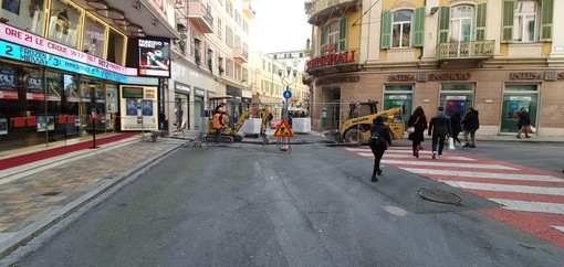 Sanremo: lavori questa mattina in via Matteotti per il passaggio dei cavi Rai verso piazza Borea D'Olmo (Foto)