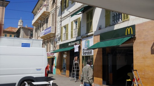Sanremo: questa mattina iniziati i lavori in piazza Colombo, a breve potrebbe riaprire il Mc Donald's? (Foto)