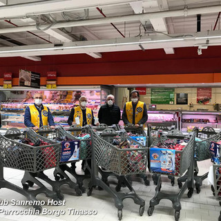 Il Lions Club Sanremo Host consegna 60 borse della spesa a famiglie bisognose della Parrocchia di Borgo Tinasso (Foto)