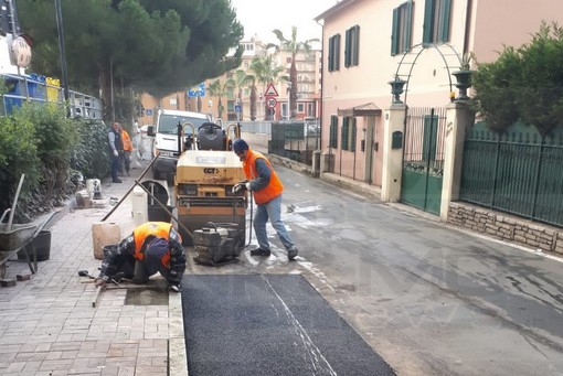 Vallecrosia: messa in sicurezza di via Colombo, Biasi "Un occhio alle grandi opere ma attenzione anche alle manutenzioni" (Foto) Vallecrosia: messa in sicurezza di via Colombo, Biasi "Un occhio alle grandi opere ma attenzione anche alle manutenzioni" (Foto)