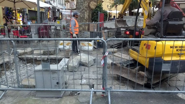 Sanremo: iniziato il lavoro di sistemazione delle 'ciappe' in piazza Eroi Sanremesi dove era presente l'edicola