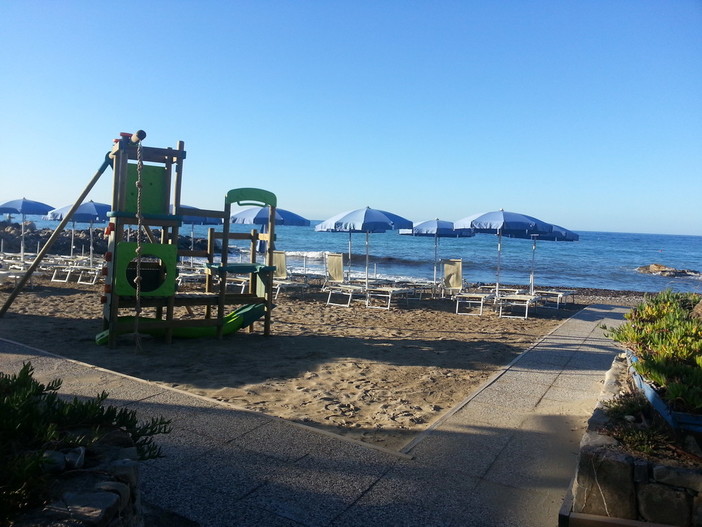 Sanremo: dopo il maltempo di ieri 'Lido Foce' e 'Marina Beach' hanno già riaperto "Eccoci... ricominciamo!"