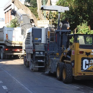 I lavori per il ripristino dell'asfalto in via Roma