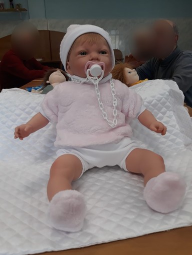 Sanremo: al 'Centro Diurno' una bambola realistica per far sorridere chi è affetto da Alzheimer