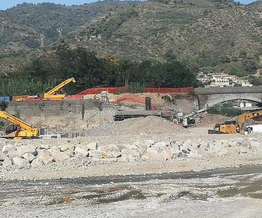 Ventimiglia: ponte sul Bevera, domani l'ingresso in cantiere dell'autogru che effettuerà il varo dei conci Ventimiglia: ponte sul Bevera, domani l'ingresso in cantiere dell'autogru che effettuerà il varo dei conci