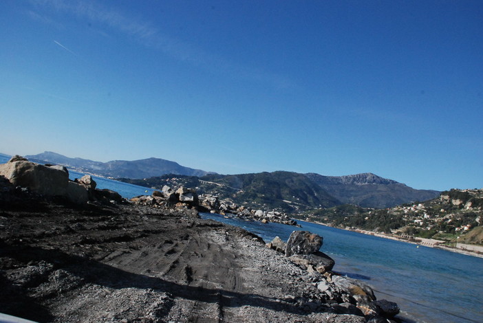 Ventimiglia: prosecuzione dei lavori della Cala del Forte, le perplessità di un lettore