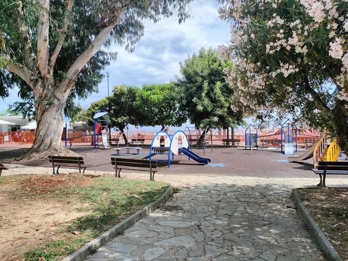 Chiuso il parco Sud Est di Sanremo per lavori, genitori e gestori di attività: "Una follia farli in estate" (Foto)