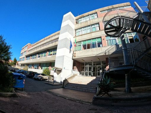 Imperia: gli studenti del Liceo Vieusseux ieri a lezione on line con il Prof. Pier Franco Quaglieni Imperia: gli studenti del Liceo Vieusseux ieri a lezione on line con il Prof. Pier Franco Quaglieni