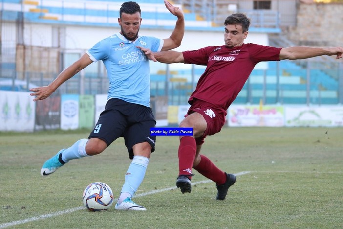 Nella foto Loreto Lo Bosco in azione: l'attaccante biancazzurro decisivo nell'azione del gol partita contro lo Scandicci Nella foto Loreto Lo Bosco in azione: l'attaccante biancazzurro decisivo nell'azione del gol partita contro lo Scandicci