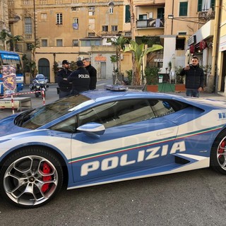 #Sanremo2019: anche la mitica Lamborghini della Polizia Stradale al Festival, oggi è in piazza Borea D'Olmo (Foto)