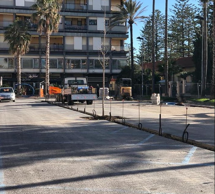 Bordighera: ripresi dopo le feste i lavori sulla piazza della stazione, c'è un intoppo per una fognatura privata (Foto)