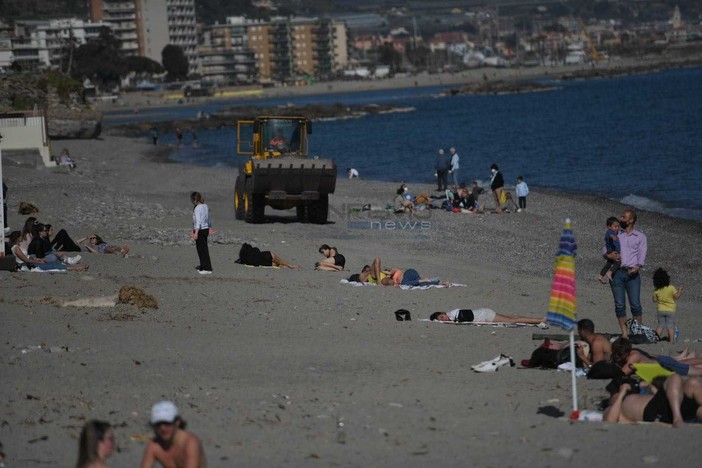Da domani zona rossa: rabbia di commercianti e parrucchieri e intanto spiagge e parchi affollati con poche mascherine Da domani zona rossa: rabbia di commercianti e parrucchieri e intanto spiagge e parchi affollati con poche mascherine