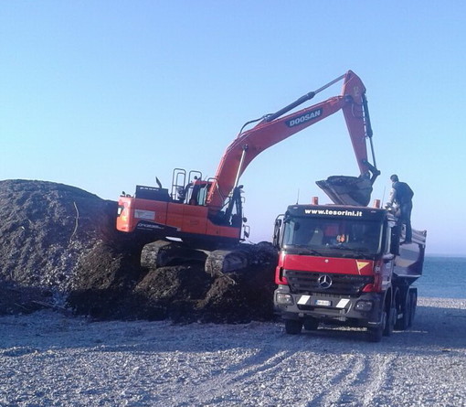 Ventimiglia: Pasqua al mare, pulizia delle spiagge cittadine ed eliminazione dei cumuli e livellamento Ventimiglia: Pasqua al mare, pulizia delle spiagge cittadine ed eliminazione dei cumuli e livellamento