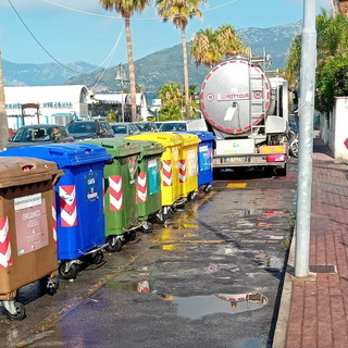 Cassonetti dei rifiuti, al via il lavaggio straordinario: interventi in tutta la città contro odori e degrado Cassonetti dei rifiuti, al via il lavaggio straordinario: interventi in tutta la città contro odori e degrado