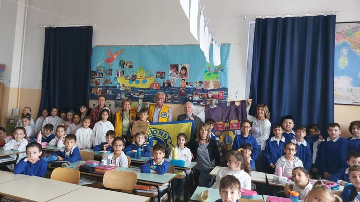 Lions Club di Ventimiglia distribuisce kits del Mastro Cartaio e piantine alle scuole