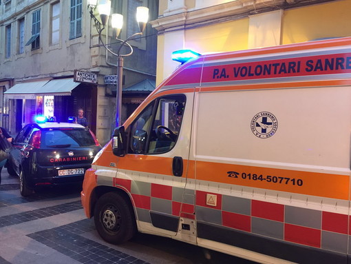 Sanremo: lite in piazza Borea D'Olmo, vengono alle mani due extracomunitari. Intervento dei Carabinieri Sanremo: lite in piazza Borea D'Olmo, vengono alle mani due extracomunitari. Intervento dei Carabinieri