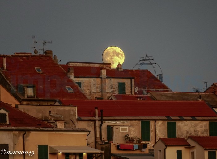 Cervo: le straordinarie foto di Marcello Nan al plenilunio di ieri sera, la 'Luna del raccolto'