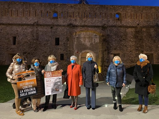 Sanremo tinge di arancione i suoi luoghi simbolo per la Giornata Internazionale contro la violenza sulle donne (Foto e Video)