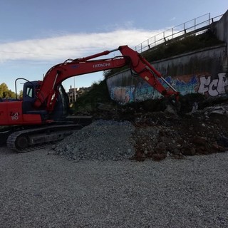 I lavori per riparare il tubo