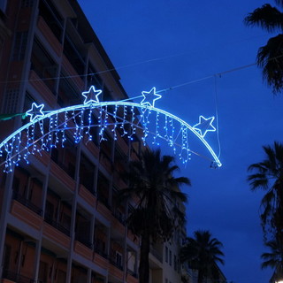 Ospedaletti: in extremis ma le luminarie natalizie si stanno accendendo, anche i commercianti hanno collaborato Ospedaletti: in extremis ma le luminarie natalizie si stanno accendendo, anche i commercianti hanno collaborato