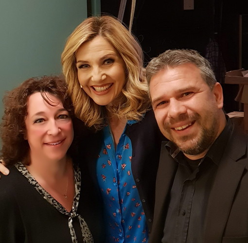 Sanremo: Lorella Cuccarini fa vista al trio della Sinfonica prima del concerto dalla balconata del Casinò (Foto) Sanremo: Lorella Cuccarini fa vista al trio della Sinfonica prima del concerto dalla balconata del Casinò (Foto)