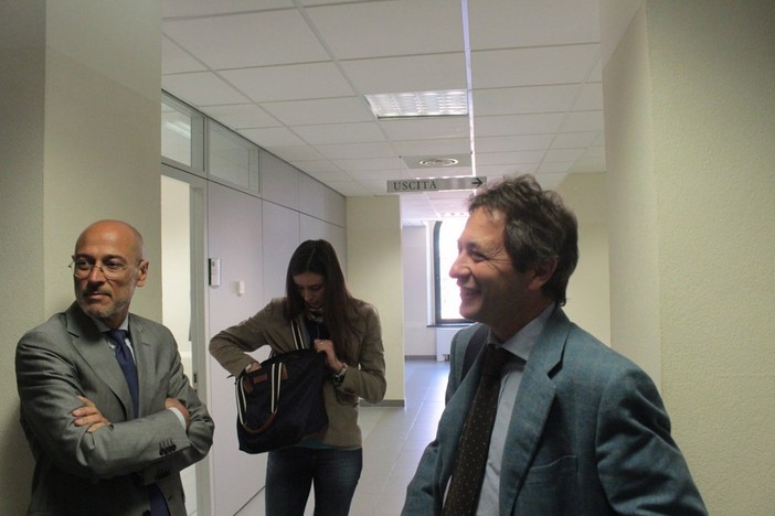 Da sinistra: l'avv. Carlo Fossati e Luca Lanteri all'interno del Palazzo di Giustizia di Imperia Da sinistra: l'avv. Carlo Fossati e Luca Lanteri all'interno del Palazzo di Giustizia di Imperia