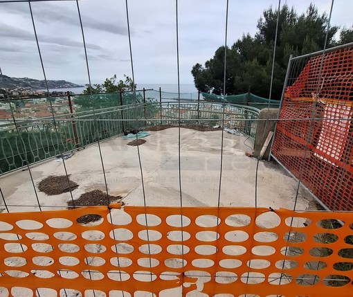 Sanremo, "ritardi e cattiva gestione nei lavori ai giardini Regina Elena": la segnalazione Sanremo, "ritardi e cattiva gestione nei lavori ai giardini Regina Elena": la segnalazione