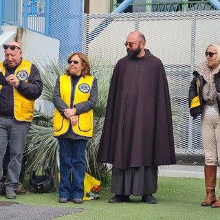 Il Lions Club Bordighera Ottoluoghi consegna il Tricolore ai bimbi delle scuole di via Pelloux (Foto) Il Lions Club Bordighera Ottoluoghi consegna il Tricolore ai bimbi delle scuole di via Pelloux (Foto)