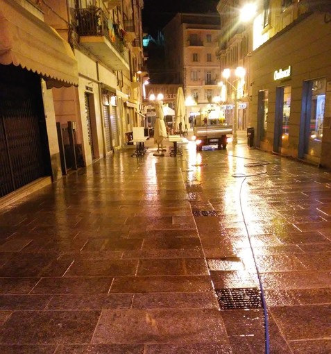 I lavori nella notte in via Mameli