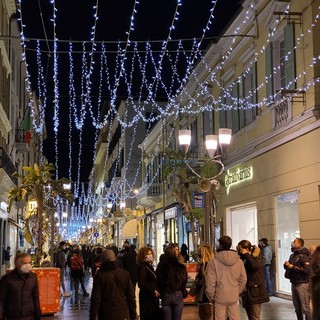 Dal Comitato Tecnico Scientifico l'indicazione a inasprire le restrizioni per Natale e Capodanno: ora le decisioni spettano al Governo Dal Comitato Tecnico Scientifico l'indicazione a inasprire le restrizioni per Natale e Capodanno: ora le decisioni spettano al Governo