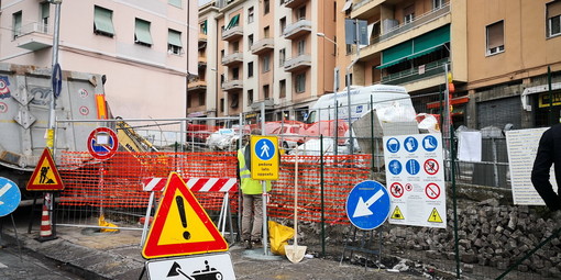 I lavori per la demolizione dell'ex distributore