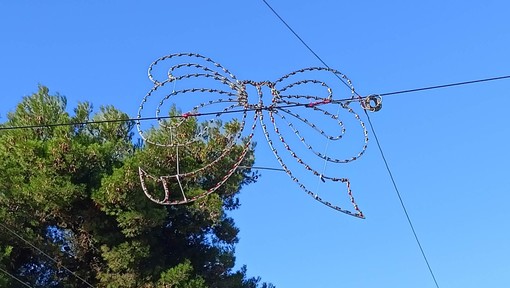 Camporosso dà il via ai lavori per le luminarie di Natale, iniziata l’installazione (Foto)