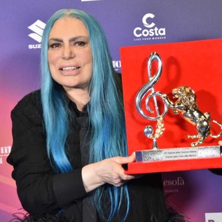 Sanremo 2024, Loredana Bertè vince il premio della critica Mia Martini: “Mimì, l’abbiamo portato a casa”