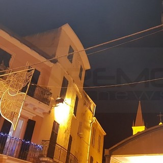 Sanremo: solo un 'angioletto' come luminaria a Coldirodi, la protesta anche per la situazione della fognatura (Foto) Sanremo: solo un 'angioletto' come luminaria a Coldirodi, la protesta anche per la situazione della fognatura (Foto)
