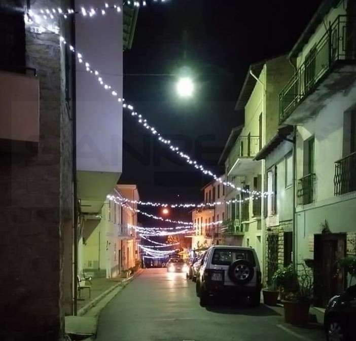 Bajardo: accese nel centro del paese dell'entroterra le luminarie installate per il fine anno (Foto) Bajardo: accese nel centro del paese dell'entroterra le luminarie installate per il fine anno (Foto)